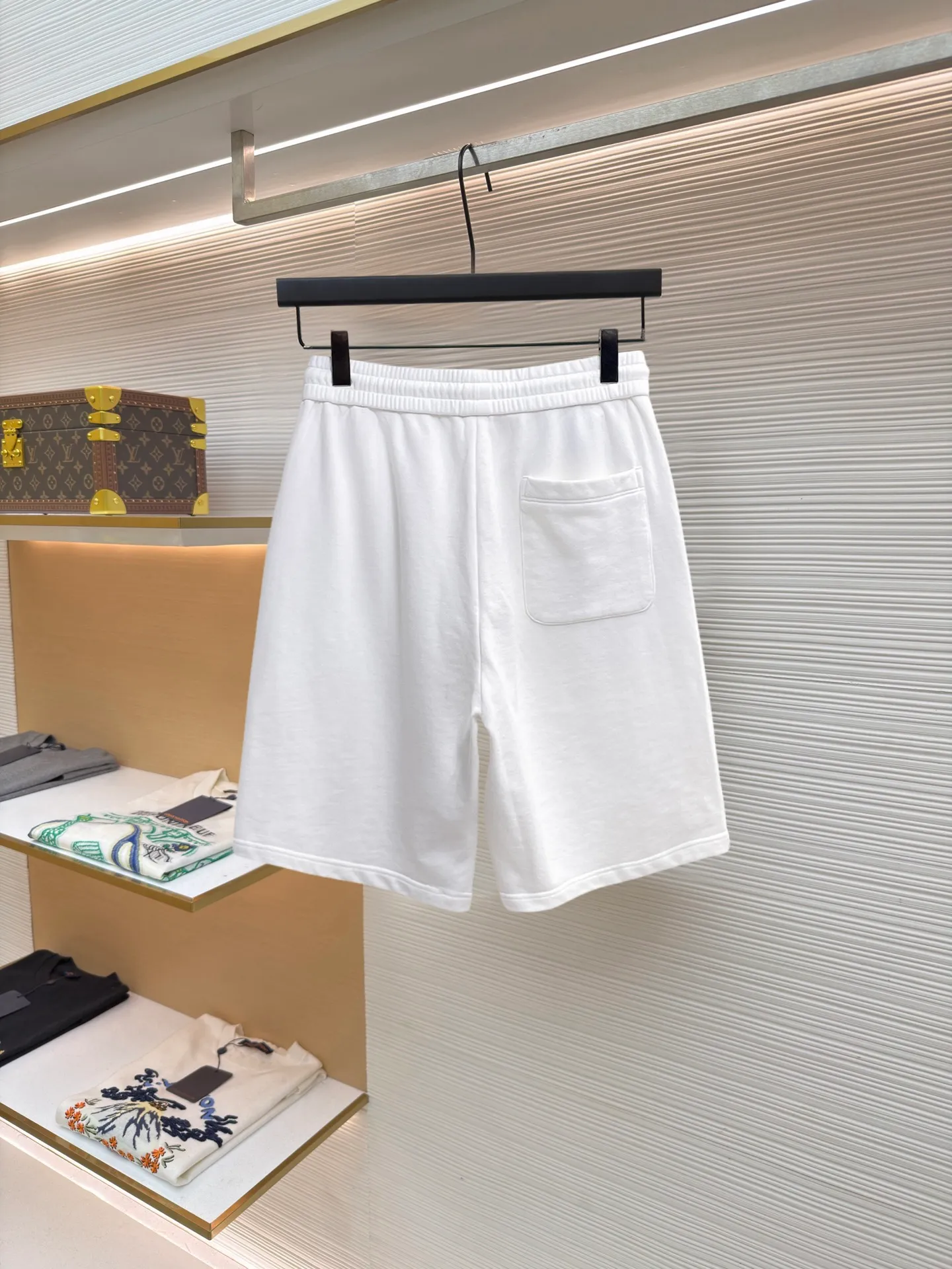 Balenciaga's three-standard complete 2026 summer New Arrival men's casual shorts, advanced custom-made Breathable fabric, Breathable fabric, extremely stretchy and comfortable, impeccable details, top-grade accessories, original logo design concept, delicate and soft feel! The upper body fit is awesome! Size: M-XXXL Please state your height and weight when ordering